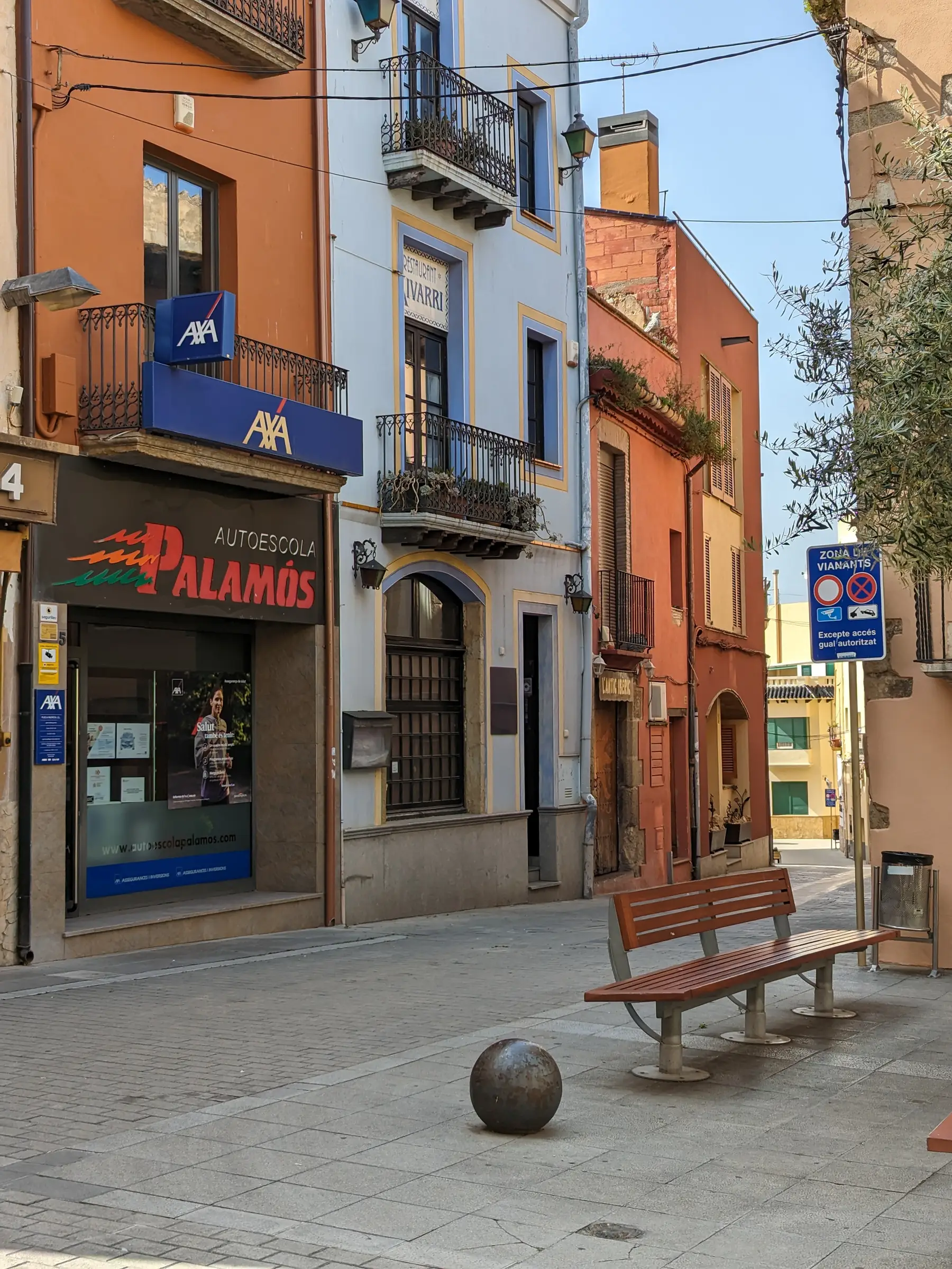 La oficina de Puig & Radresa en la Plaça de la Vila de Palamós